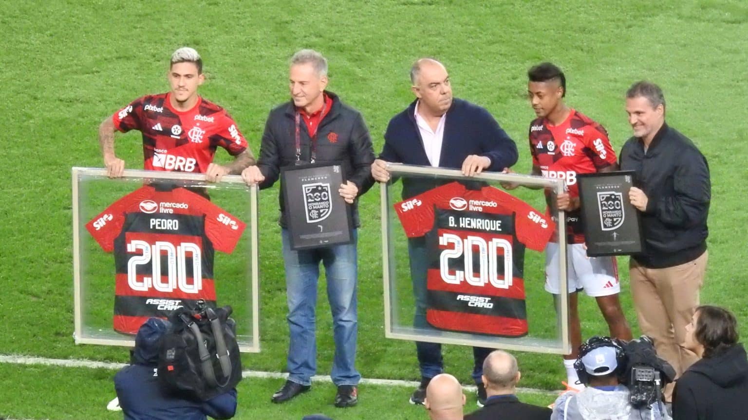 Flamengo x Internacional: Bruno Henrique e Pedro recebem homenagens antes do jogo