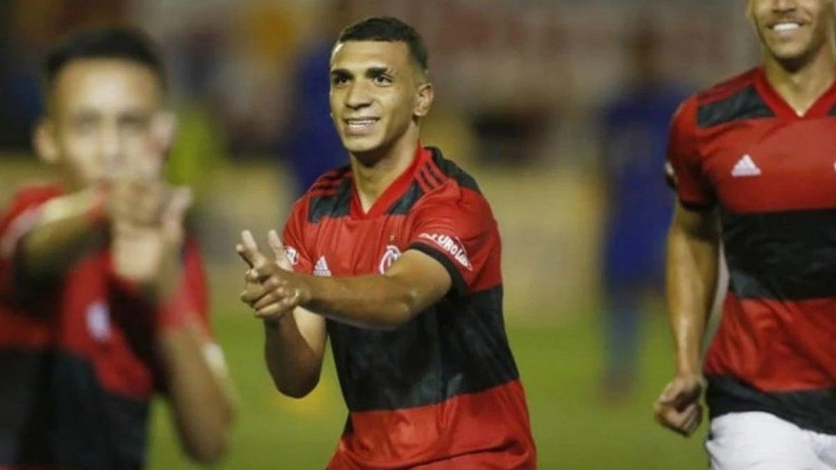 Flamengo encaminha empréstimo de joia da base ao Barcelona, mas negociação mela