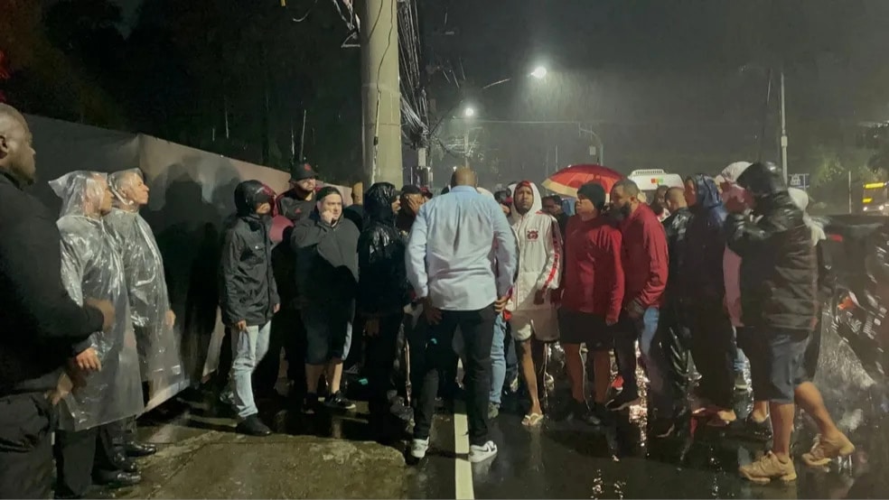 Torcedores do Flamengo protestam do lado de fora da festa de Gabigol: &lsquo;Festa &eacute; o c@#$%&rsquo;