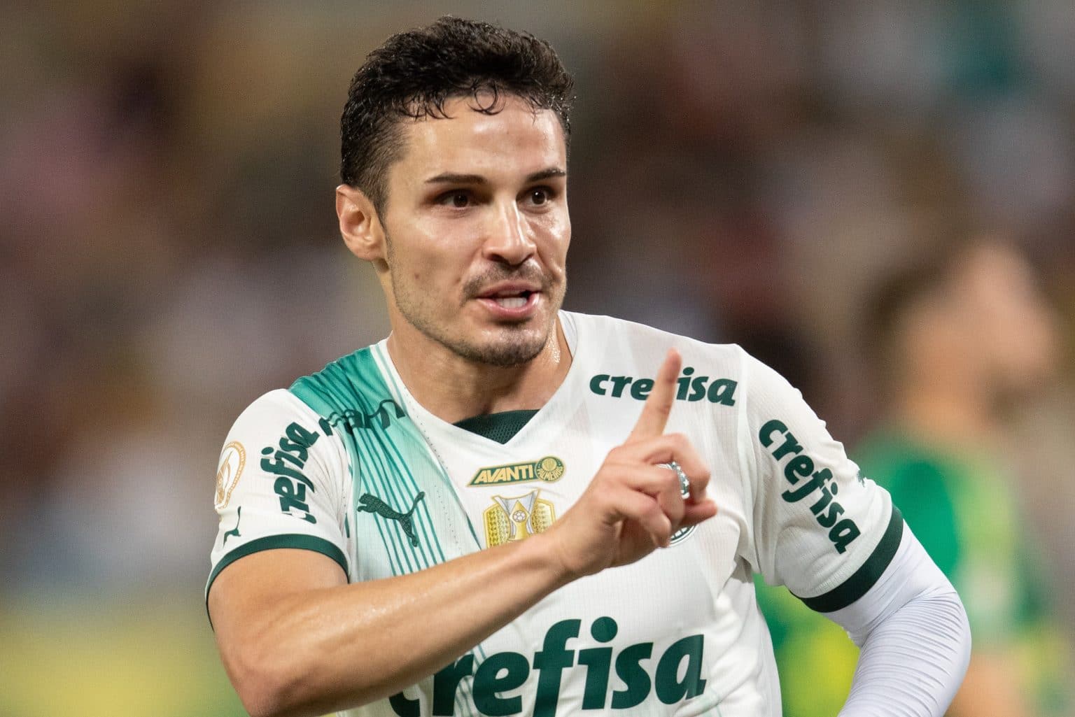 Para fugir de cart&otilde;es, Raphael Veiga imita astro da NBA em comemora&ccedil;&atilde;o; Assista