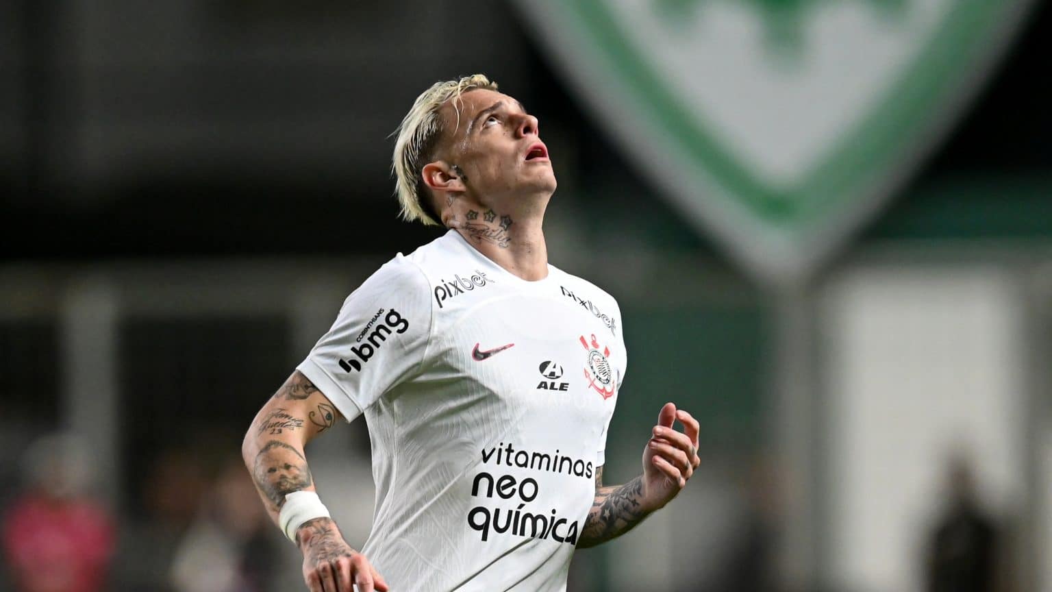 Zicou? Postagem de Róger Guedes não cai bem, e corintianos culpam atacante por eliminação