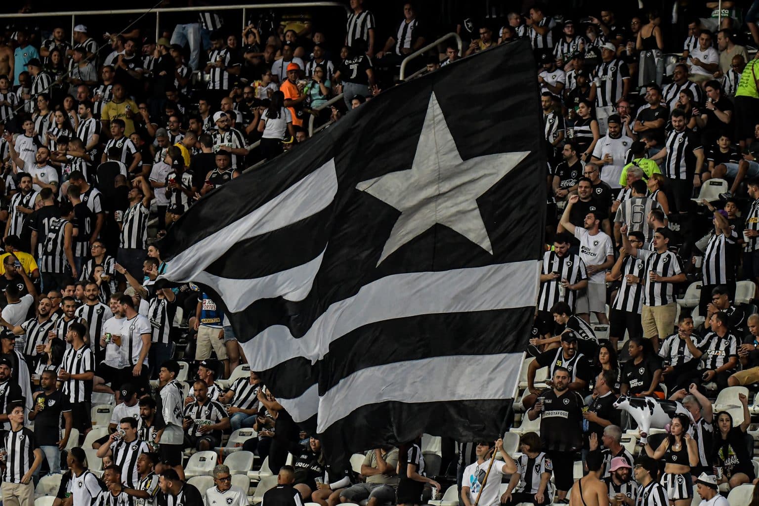 Tem vaga? Torcida do Botafogo sugere contratação de ex-Flamengo sem espaço na Europa