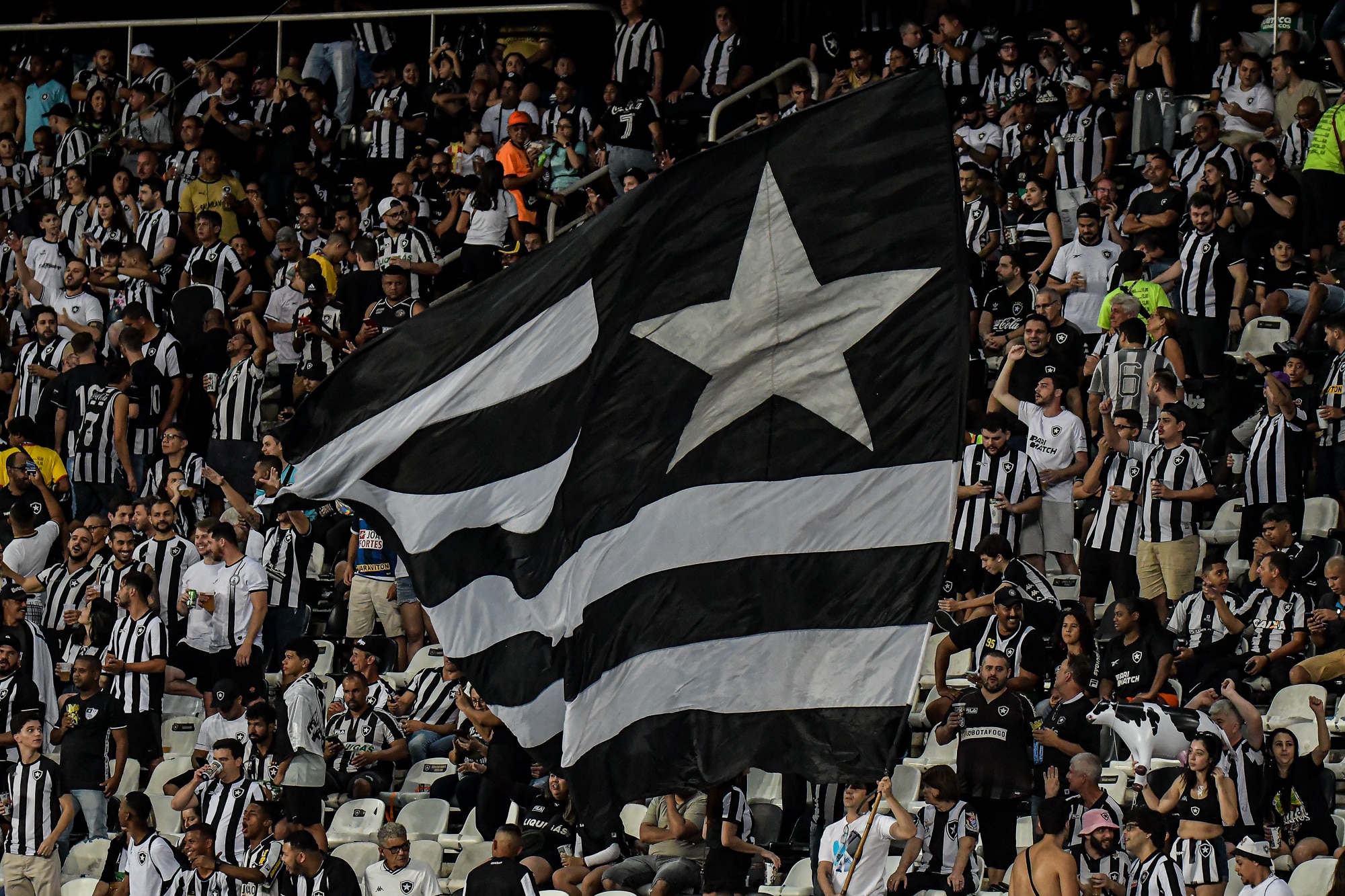 Tem vaga? Torcida do Botafogo sugere contrata&ccedil;&atilde;o de ex-Flamengo sem espa&ccedil;o na Europa