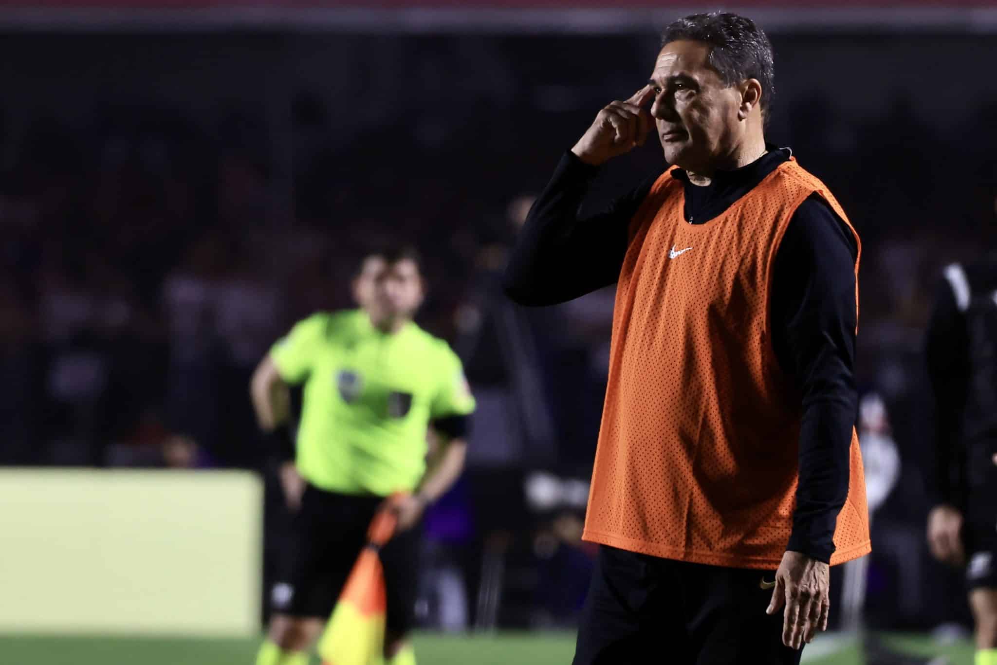 “Ultrapassado e medroso”: Luxemburgo vira alvo da torcida após eliminação do Corinthians