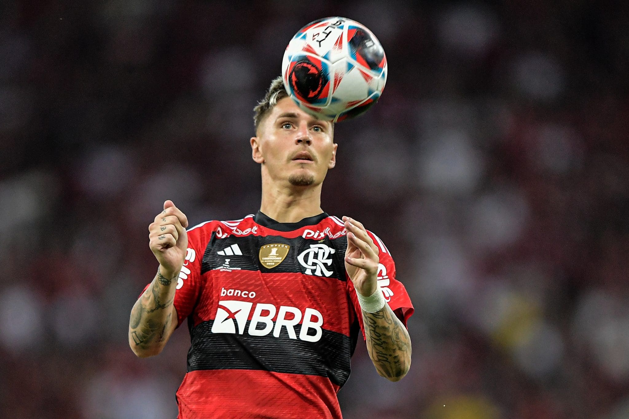 Com lesão ligamentar no joelho, Varela vira desfalque para o Flamengo