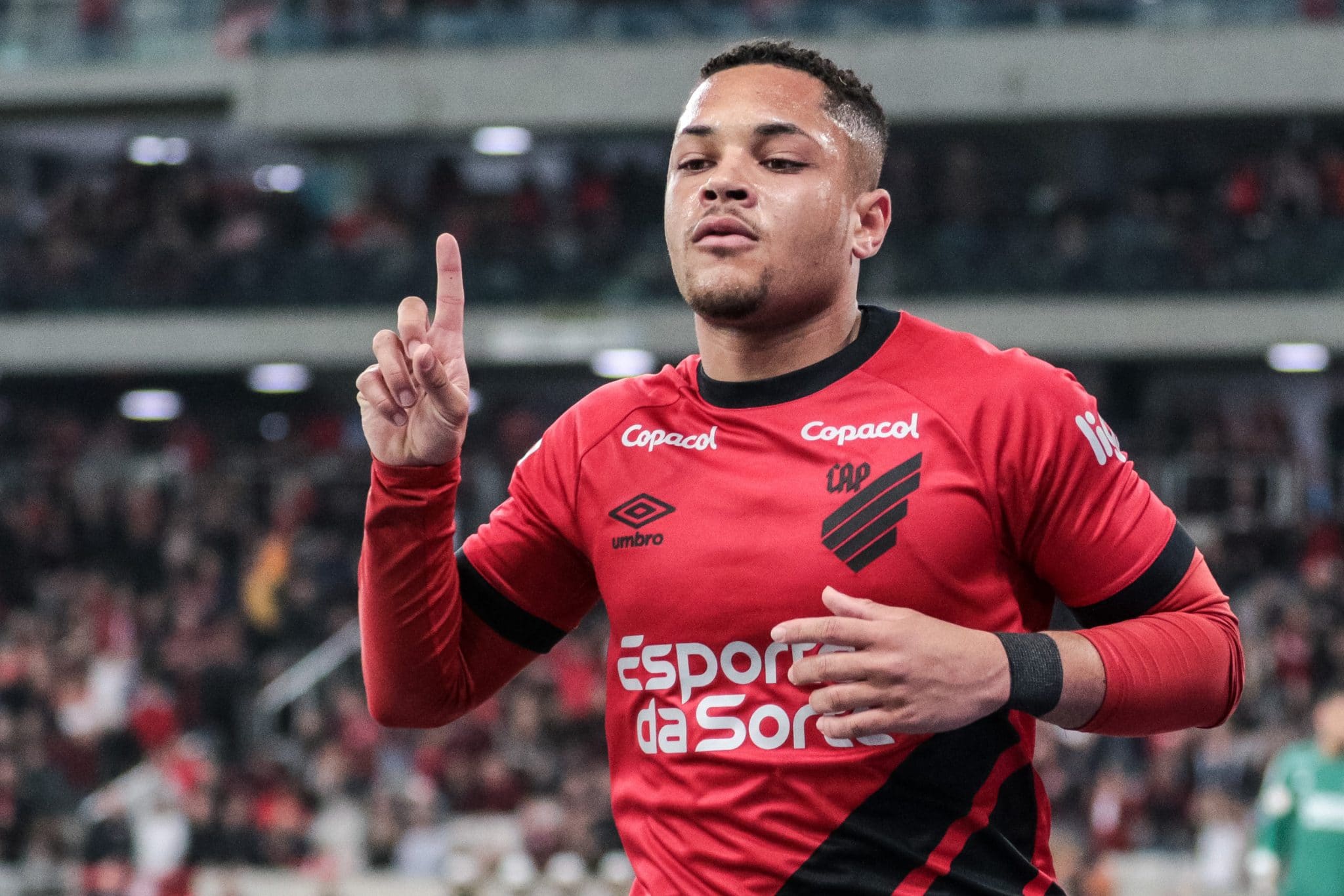 “Cadê o Vitor Roque?”: Diniz é criticado por ausência de atacante em convocação