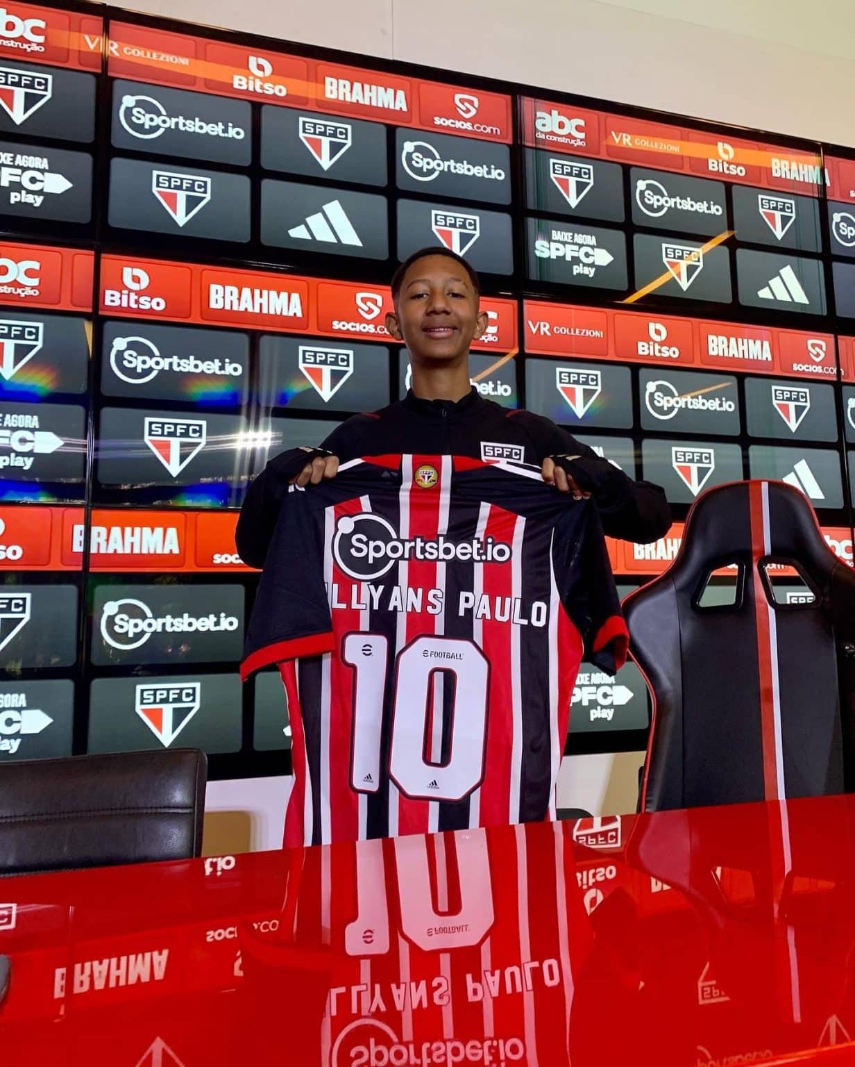 S&atilde;o Paulo convida torcedor v&iacute;tima de racismo para conhecer elenco; veja