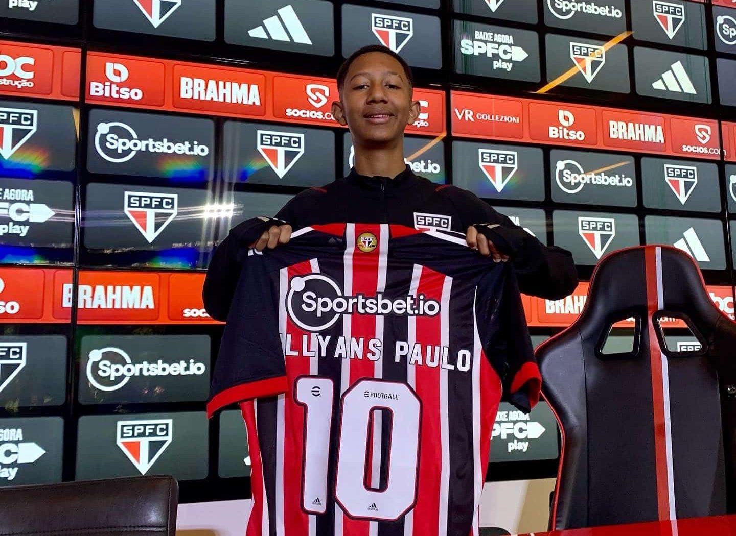 S&atilde;o Paulo convida torcedor v&iacute;tima de racismo para conhecer elenco; veja