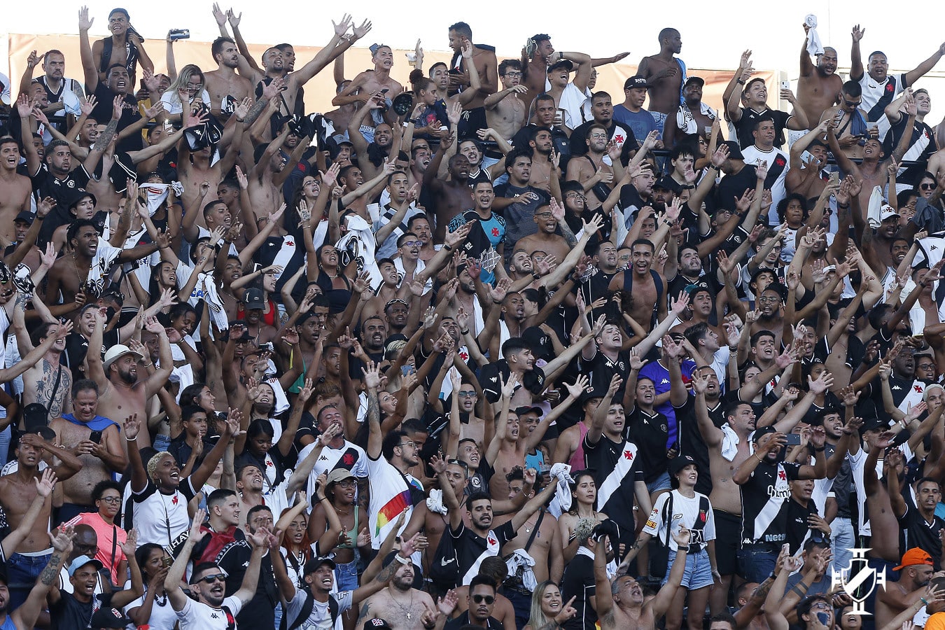 Torcida do Vasco questiona escala de arbitragem por erros anteriores; Relembre