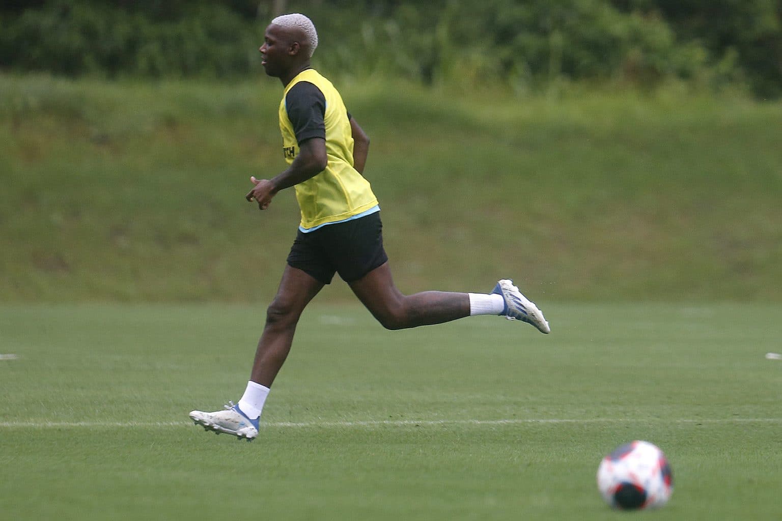 Patrick de Paula, do Botafogo, avan&ccedil;a em recupera&ccedil;&atilde;o e inicia trabalhos no gramado