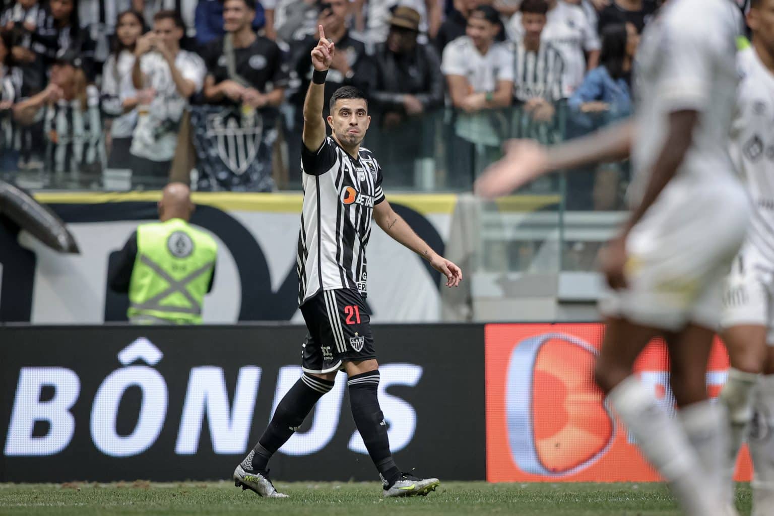 Capit&atilde;o do Atl&eacute;tico-MG se declara ao clube: &lsquo;Um passo &agrave; frente na minha carreira&rsquo;