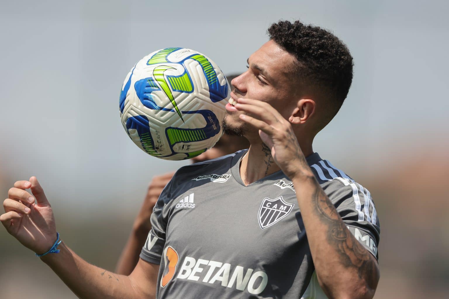 Atlético-MG tem retorno antecipado de Paulinho, mas segue com incógnita no ataque