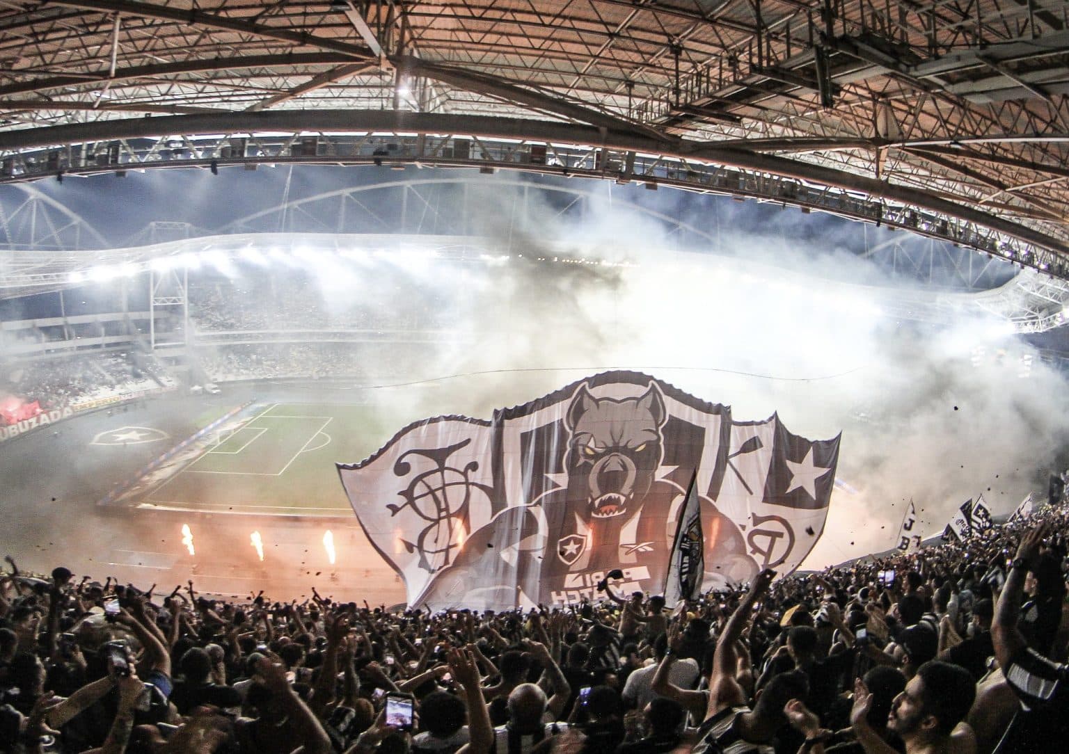 Organizadas de Botafogo e Flamengo podem ser banidas por brigas antes de cl&aacute;ssico