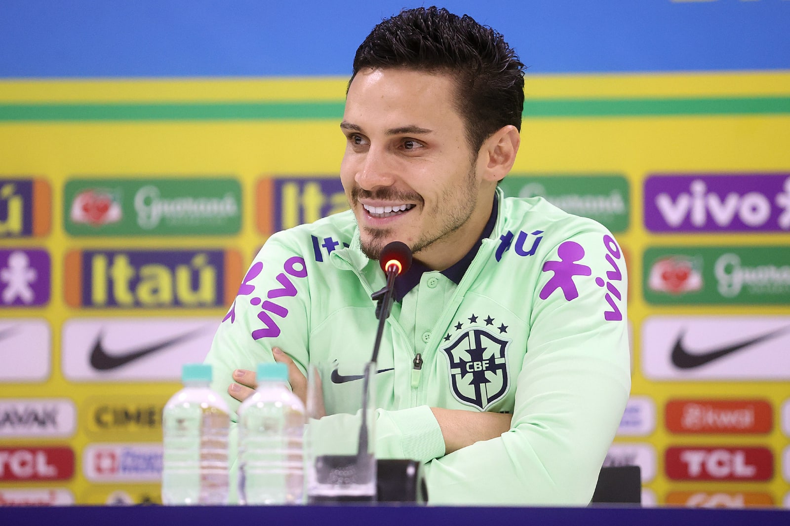 Veiga reencontra Diniz na Sele&ccedil;&atilde;o e brinca: &lsquo;Antes eu tomava muita&nbsp;bronca&rsquo;