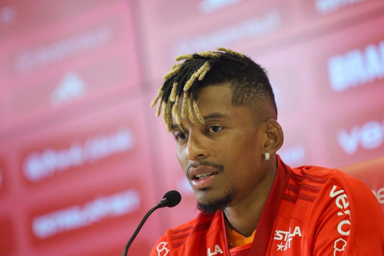 Apresentado pelo Internacional, Dalbert garante estar pronto para jogar