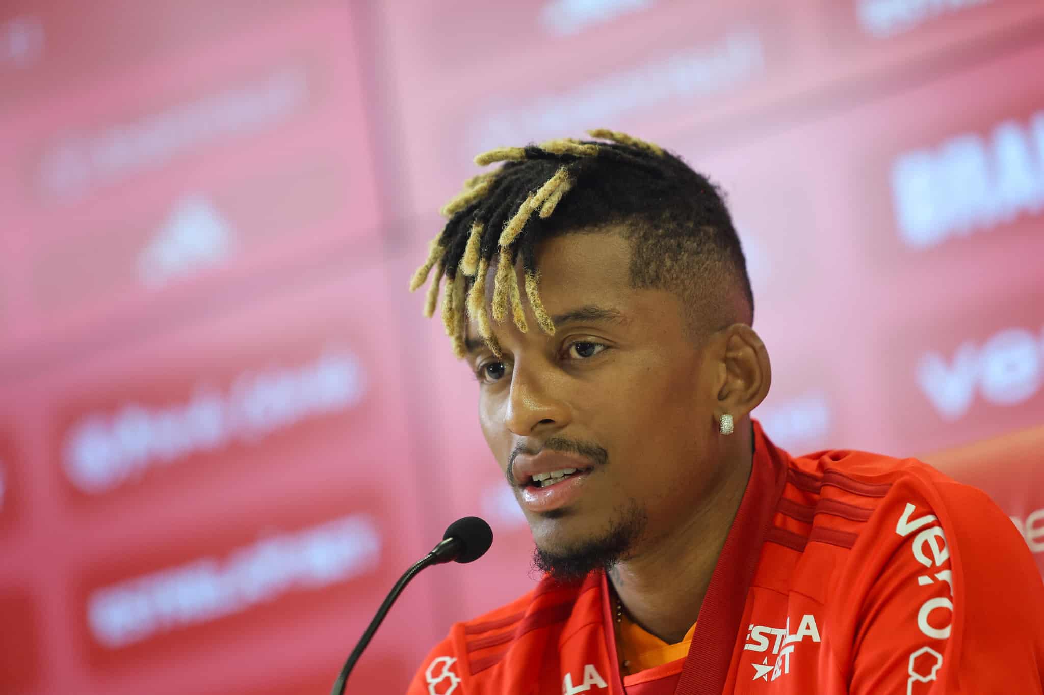 Apresentado pelo Internacional, Dalbert garante estar pronto para jogar