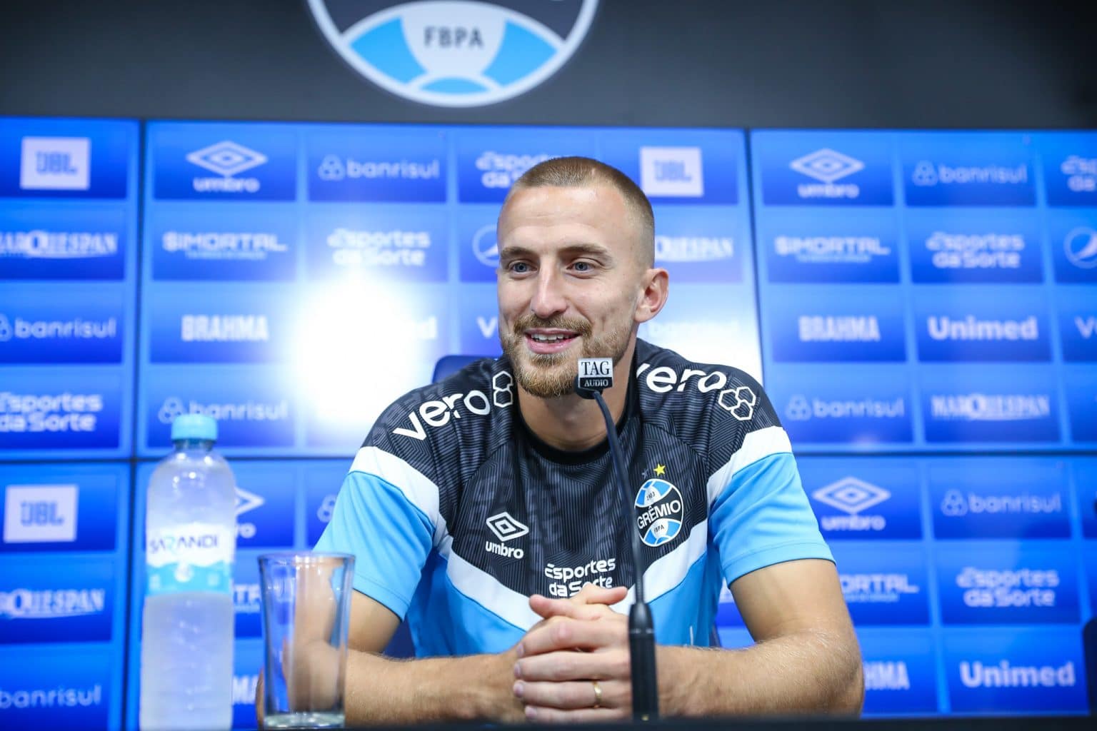 Deyverson no Gr&ecirc;mio? Rodrigo Ely torce para dar certo