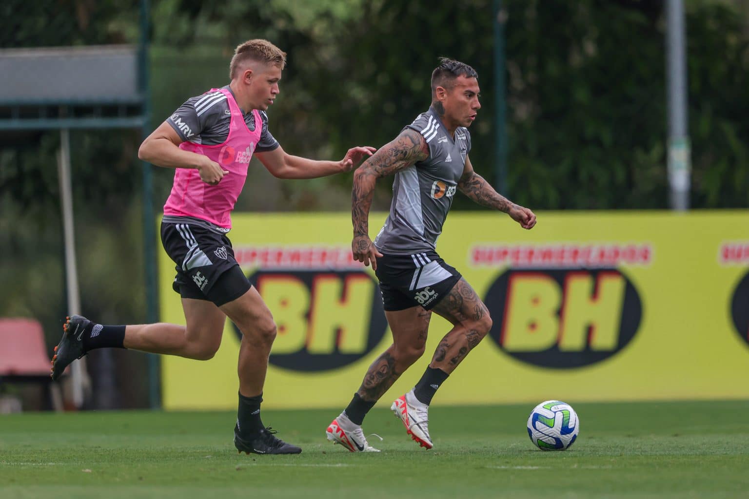 Vargas vira aus&ecirc;ncia no Atl&eacute;tico-MG e torcida &lsquo;comemora&rsquo; nas redes: &lsquo;refor&ccedil;o&rsquo;