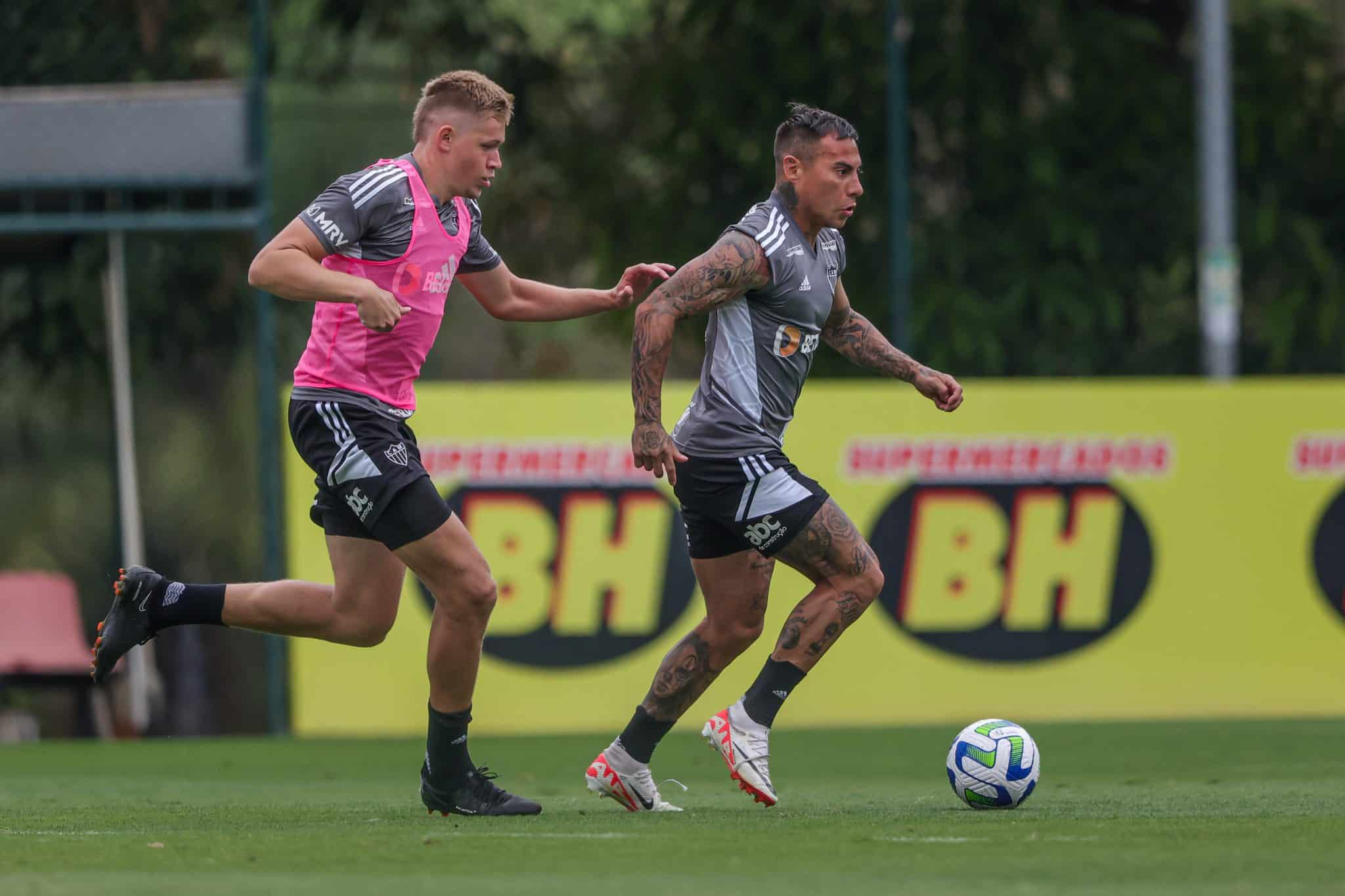 Vargas vira ausência no Atlético-MG e torcida ‘comemora’ nas redes: ‘reforço’