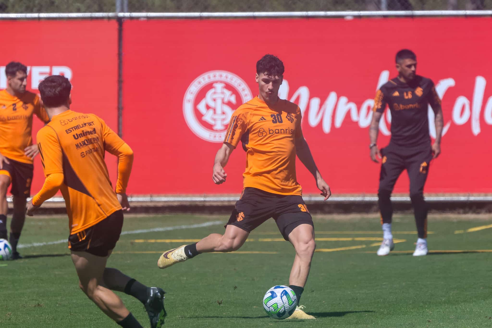 Sem tr&ecirc;s pe&ccedil;as importantes, Internacional divulga relacionados para enfrentar o Athletico