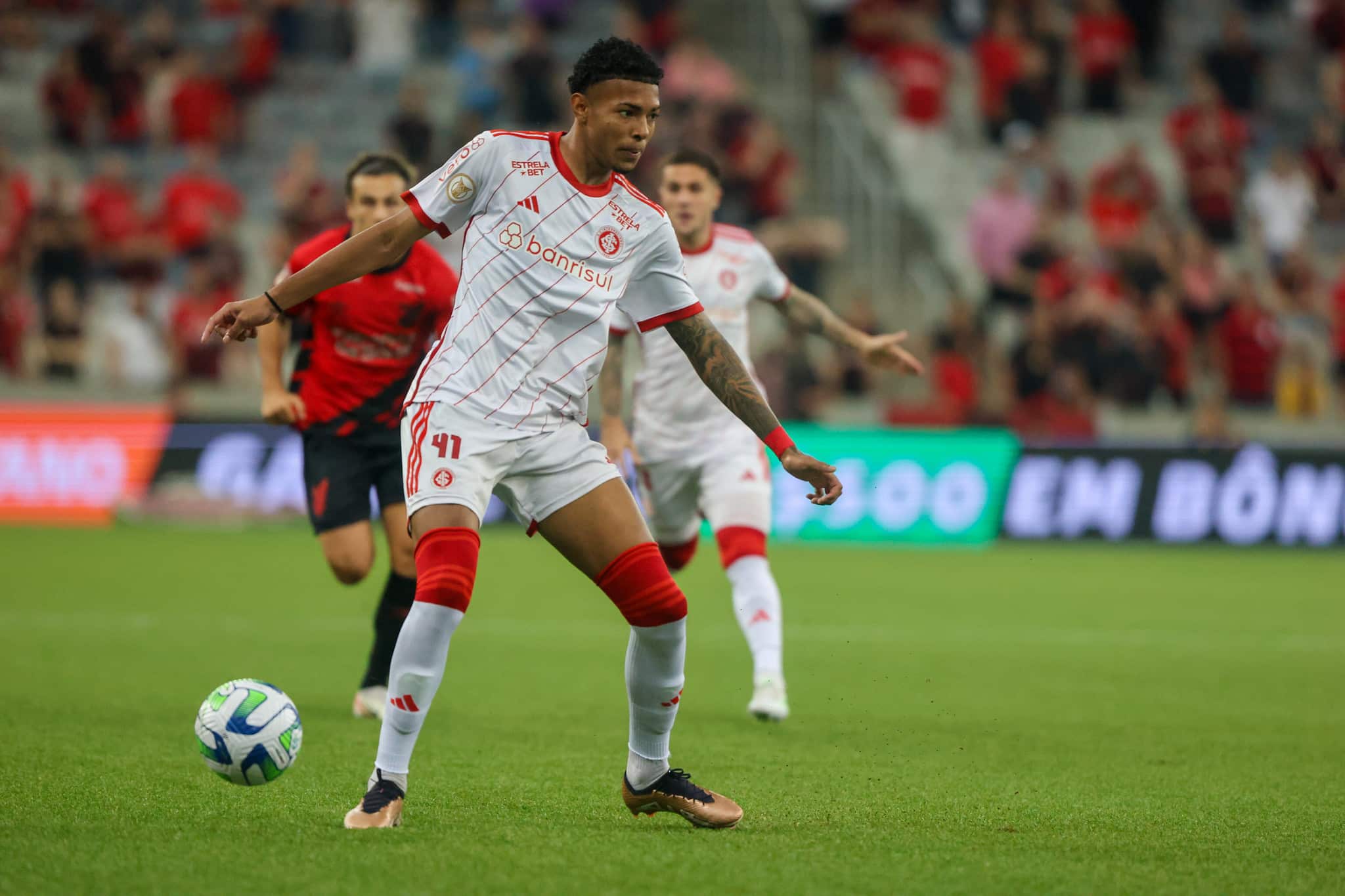 Matheus Dias desfalca Internacional contra o Fluminense