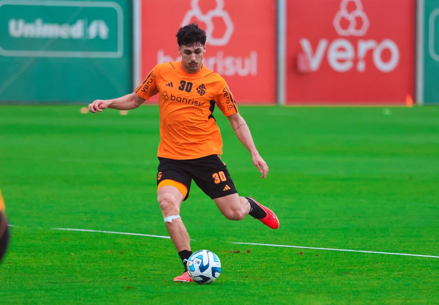 Johnny se emociona com coment&aacute;rio de &iacute;dolo do Internacional