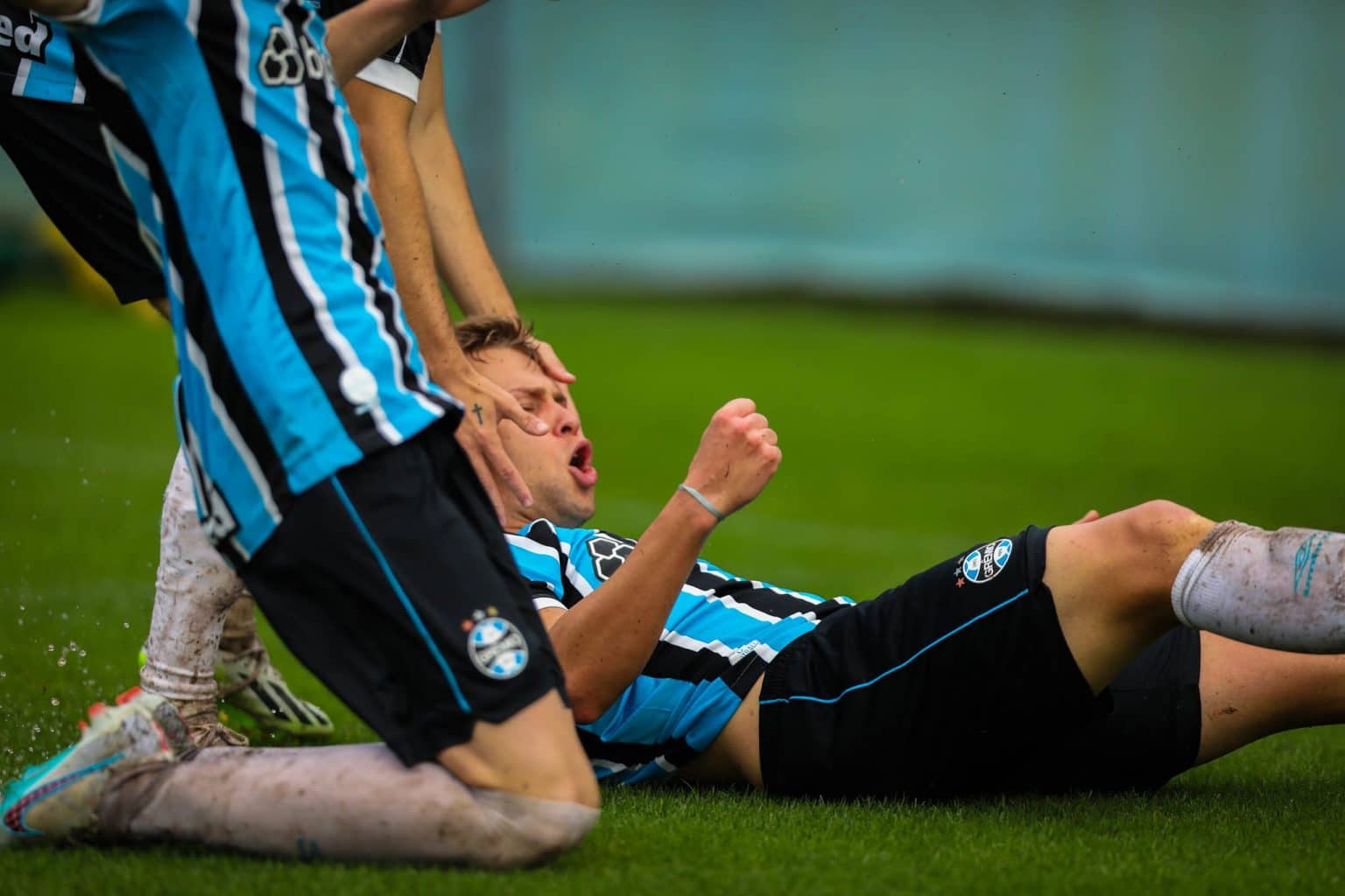 Gr&ecirc;mio vence Juventude e avan&ccedil;a &agrave; semifinal da Copa FGF