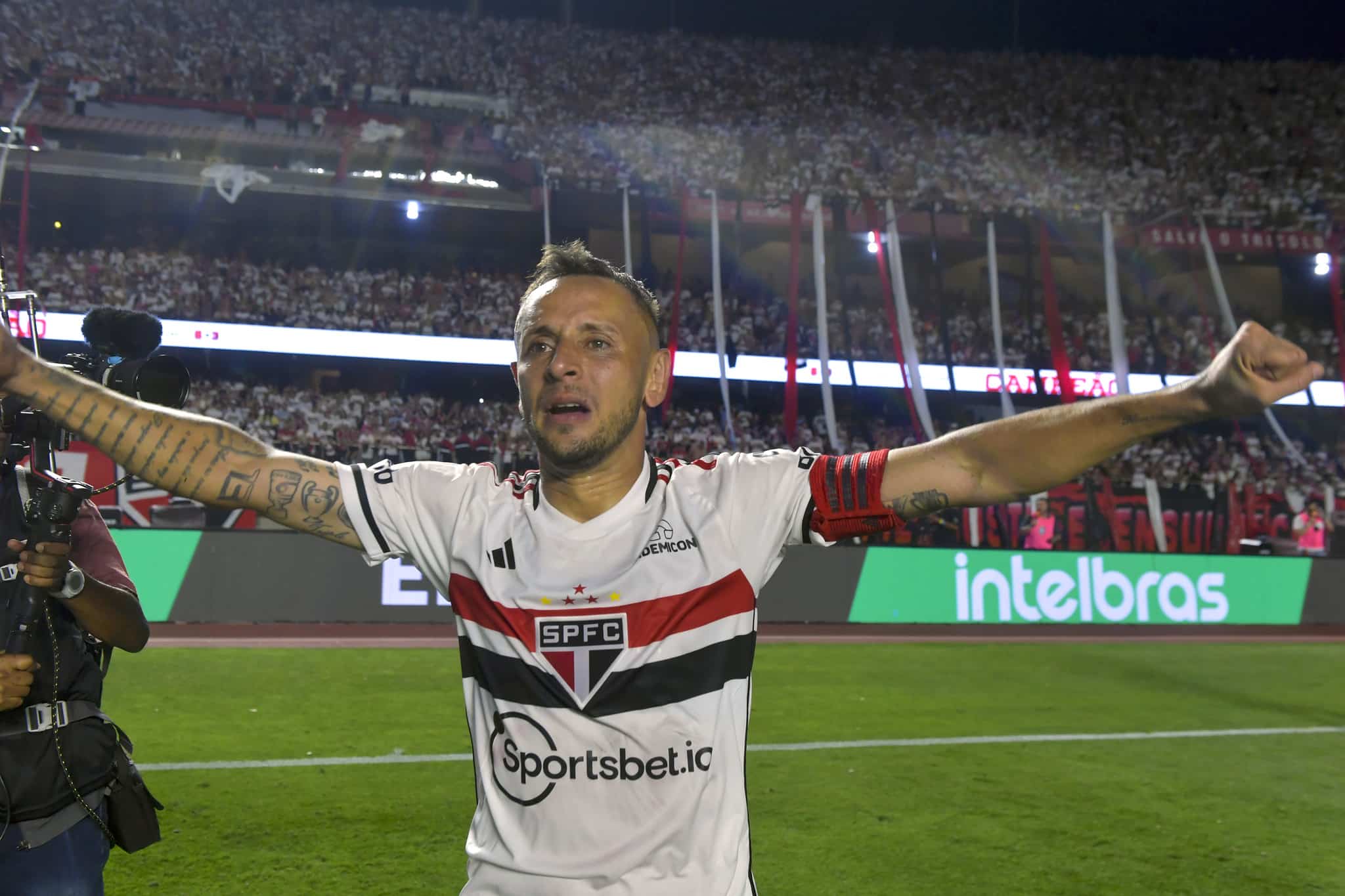 Rafinha fica no S&atilde;o Paulo em 2024, mas diz que ir&aacute; encerrar a carreira no Bayern