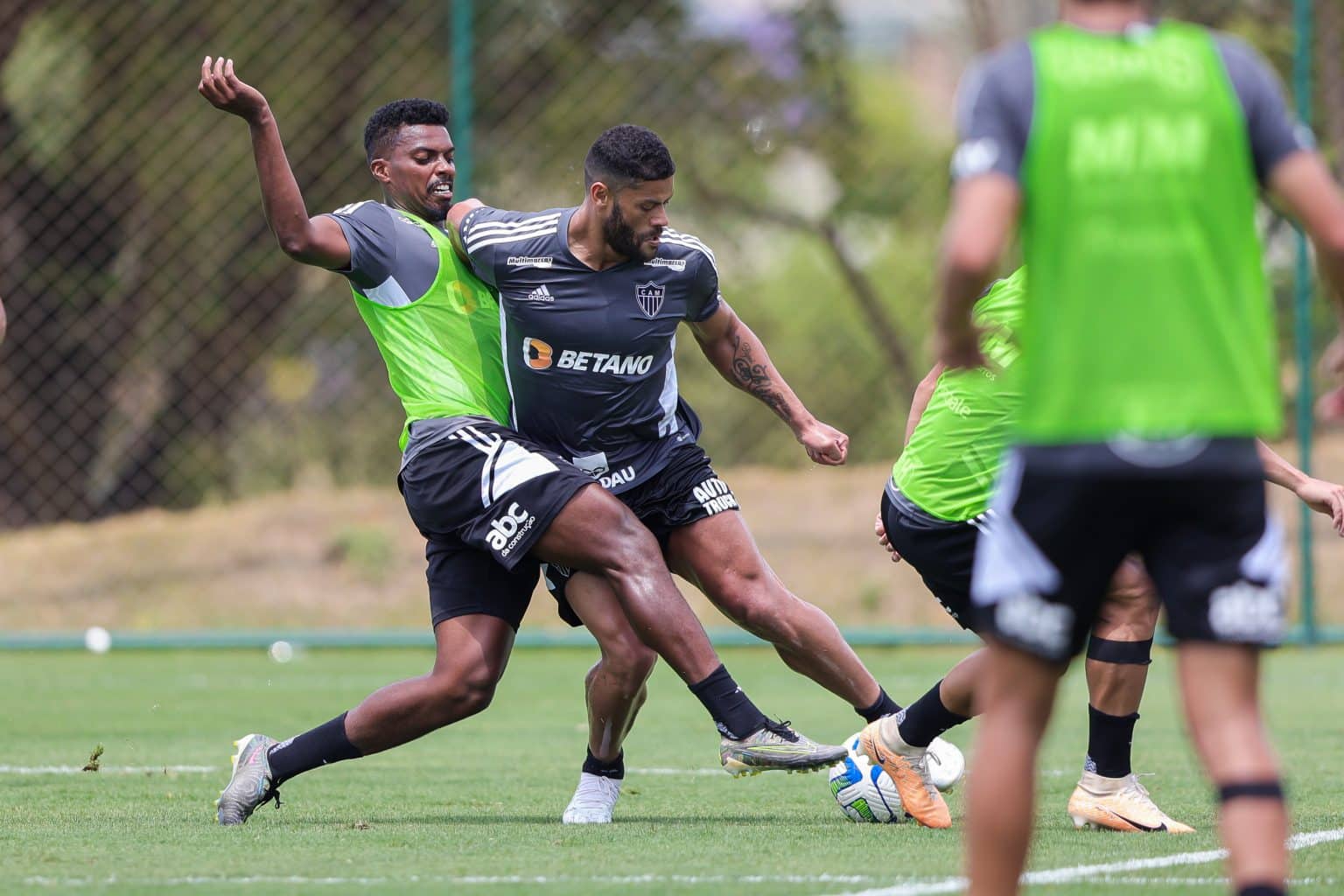 Zagueiro do Atl&eacute;tico-MG sofre acidente de carro, mas tranquiliza: &lsquo;est&aacute; tudo bem&rsquo;