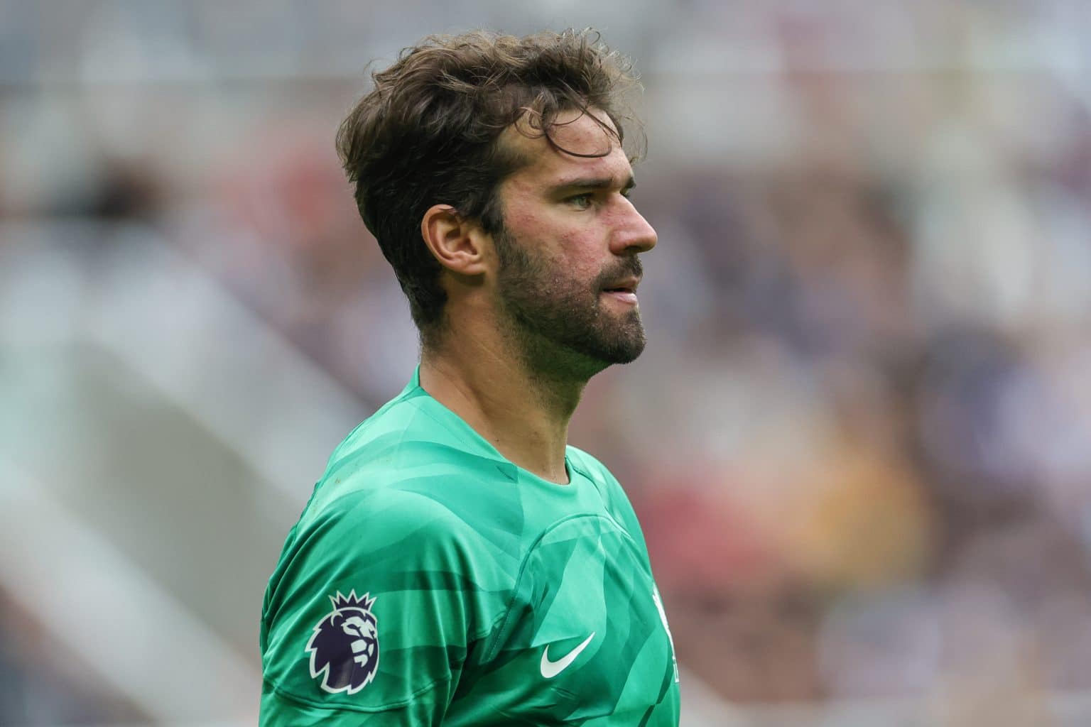 Sem moral? Torcida brasileira aprova Alisson fora do top 10 melhores goleiros da temporada