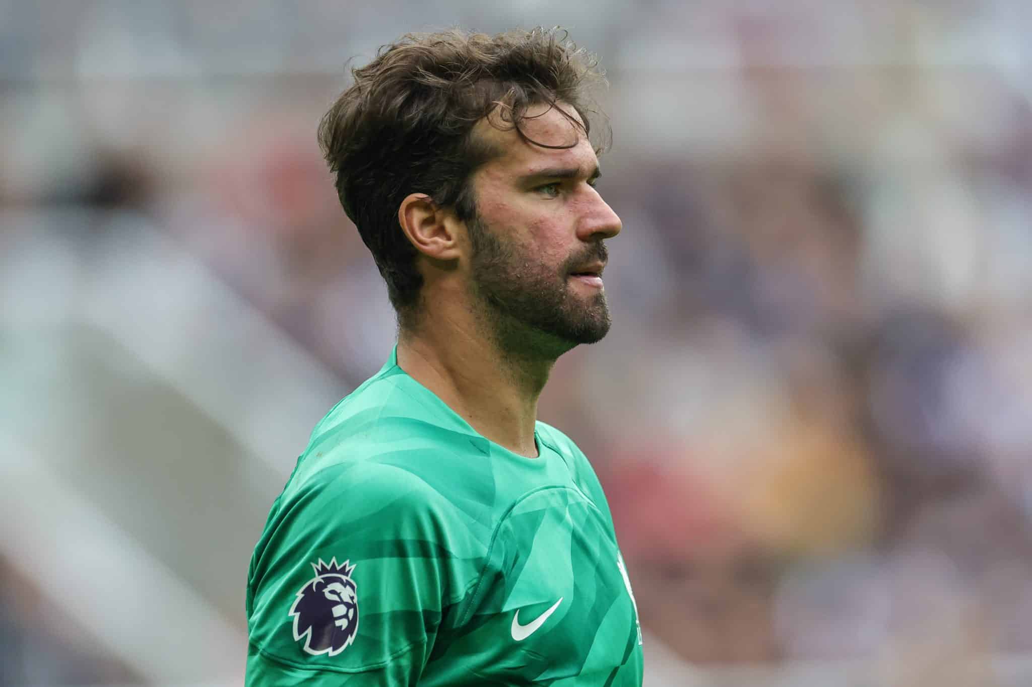 Sem moral? Torcida brasileira aprova Alisson fora do top 10 melhores goleiros da temporada