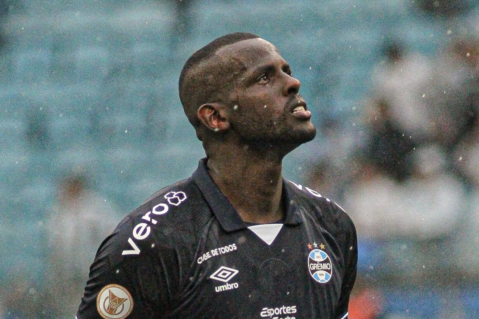 Ca&iacute;que se emociona em estreia pelo Gr&ecirc;mio: &ldquo;Valeu a pena&rdquo;