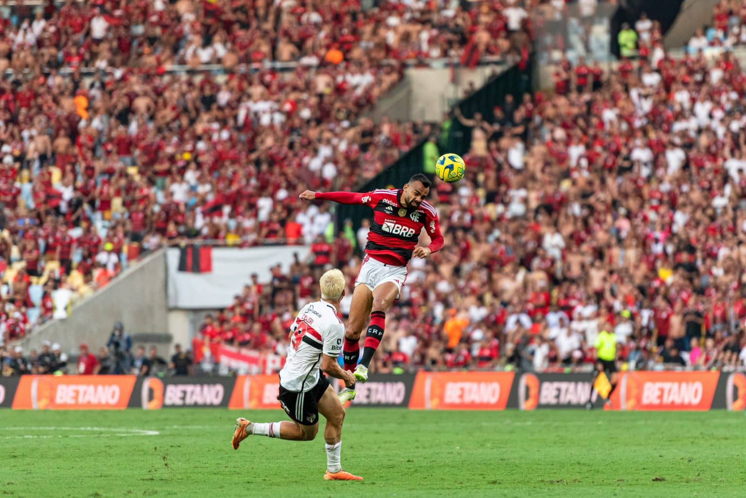 Corinthians x Flamengo: Jornalista acende discuss&atilde;o sobre apoio de torcidas