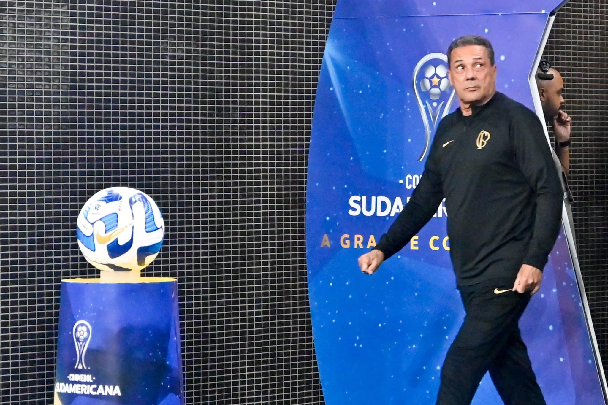 Corinthians: torcida comemora sa&iacute;da de Luxemburgo e define sucessor: &ldquo;vem Adenor&rdquo;