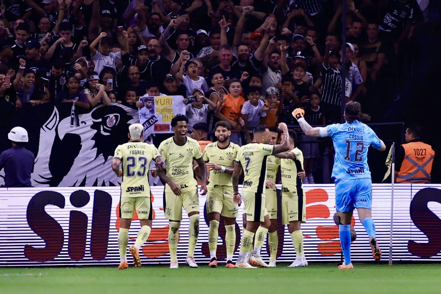 Corinthians: Fiel passa madrugada em Itaquera e prepara festa &ldquo;sinistra&rdquo; para decis&atilde;o na Sul-Americana