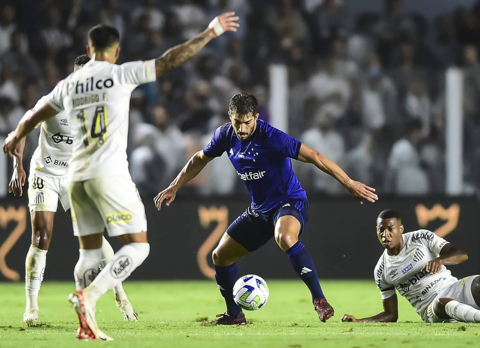 Torcida do Cruzeiro exalta exibi&ccedil;&atilde;o de Lucas Silva: &ldquo;nasceu para jogar aqui&rdquo;
