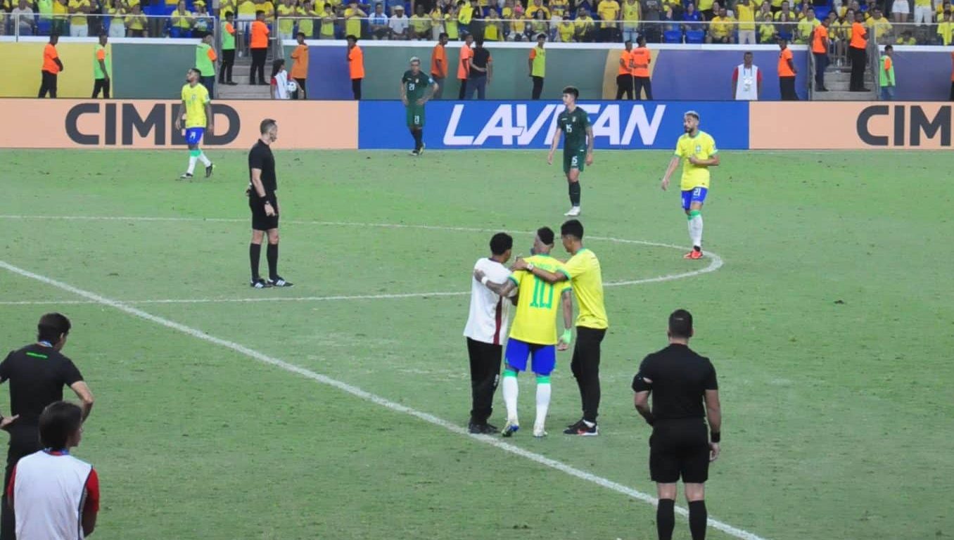 Torcedores invadem campo e tiram selfie com Neymar em goleada da Sele&ccedil;&atilde;o