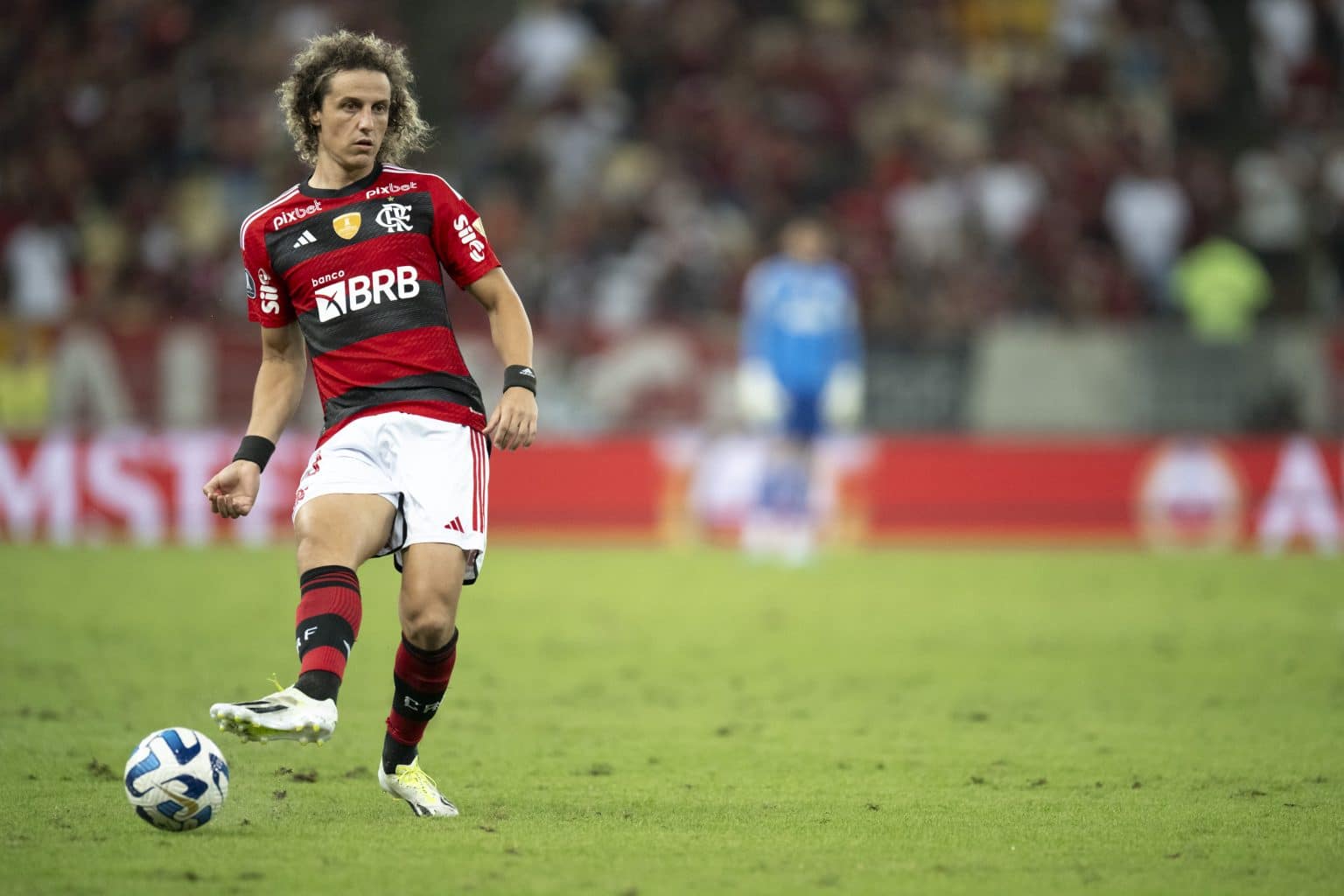 David Luiz &eacute; improvisado no Flamengo, leva chap&eacute;u e irrita torcida: &lsquo;Tava perdido&rsquo;