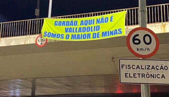 Cruzeiro: faixas com cr&iacute;ticas a Ronaldo, SAF e Gilberto s&atilde;o espalhadas em BH