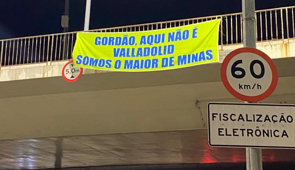 Cruzeiro: faixas com cr&iacute;ticas a Ronaldo, SAF e Gilberto s&atilde;o espalhadas em BH