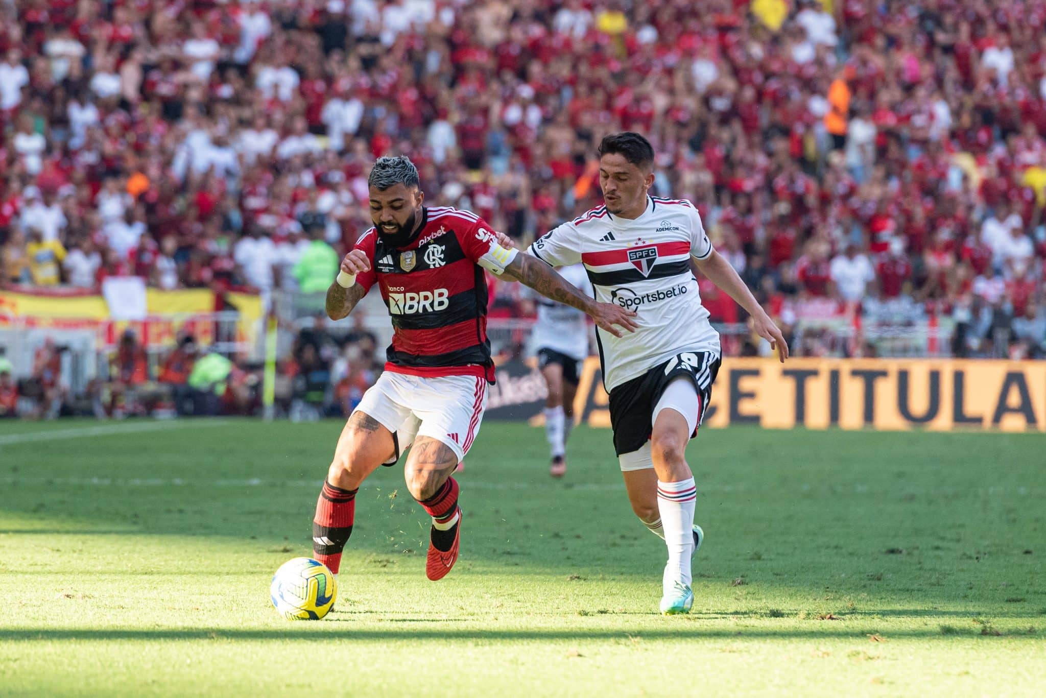 Copa do Brasil: Cicinho coloca faixa de campeão com símbolo do São Paulo e internet dispara: ‘zicou!’