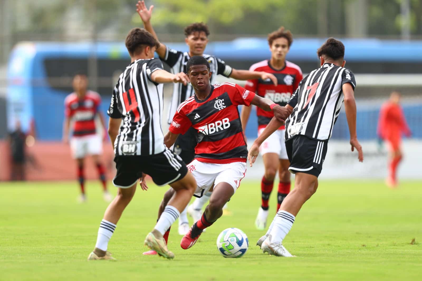Flamengo: funcionários aproveitam obra para curtir jogo do Brasileirão sub-17