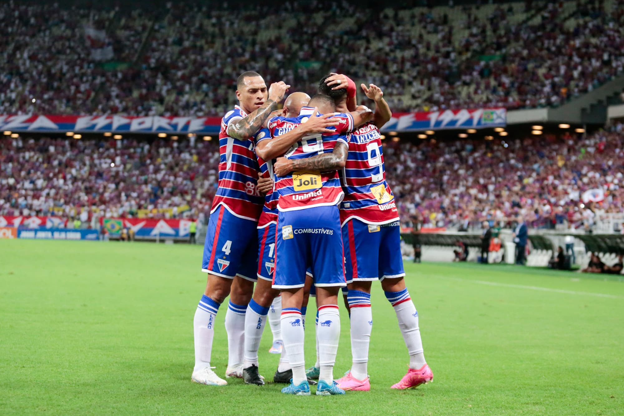 Festa da torcida do Fortaleza em aeroporto viraliza nas redes sociais: &ldquo;&eacute; o Laion&rdquo;