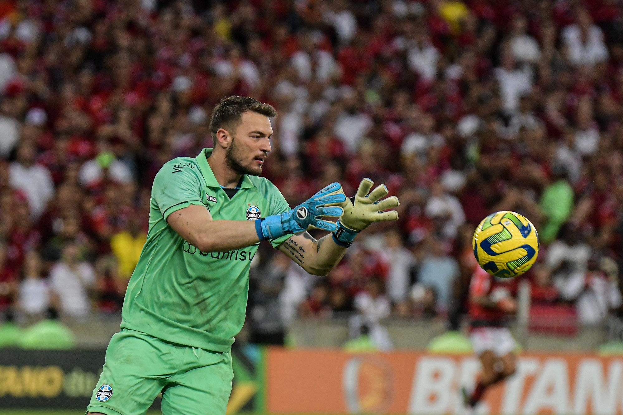 Falha de goleiro do Gr&ecirc;mio enlouquece Farid, que cita rival e viraliza nas redes
