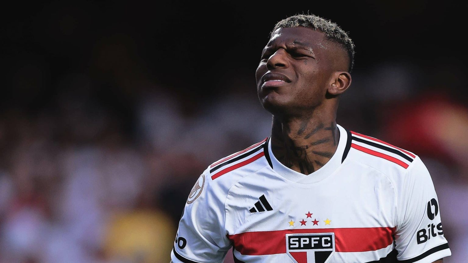 S&atilde;o Paulo: Arboleda sai de maca em jogo do Equador e preocupa torcida