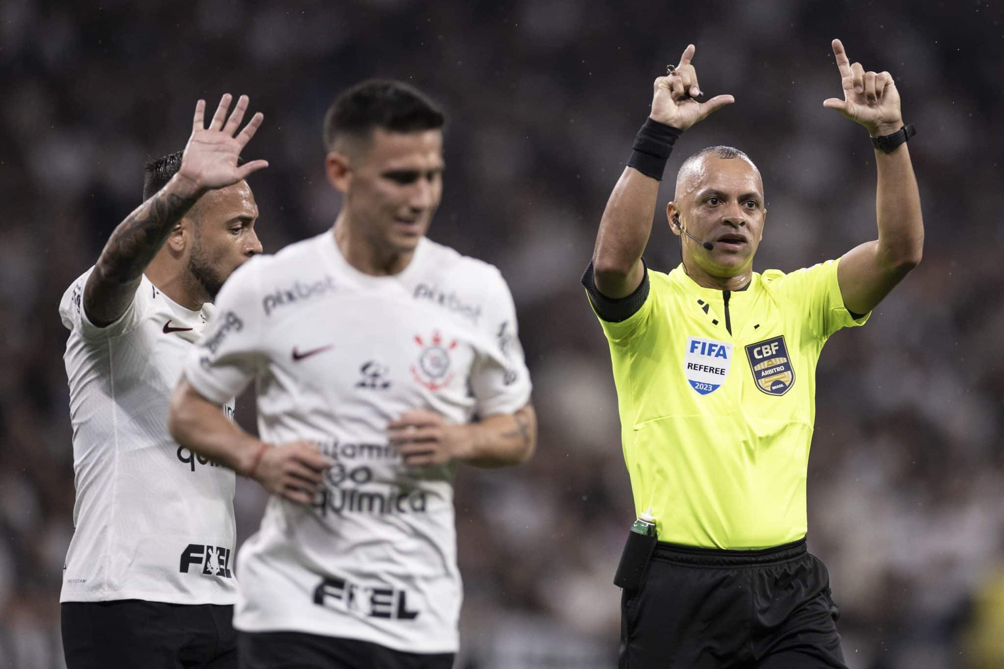 VAR de Corinthians x Gr&ecirc;mio disse ver bra&ccedil;o de Yuri Alberto em "posi&ccedil;&atilde;o de disputa"