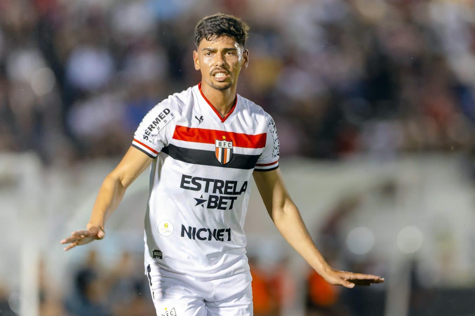 Pr&ecirc;mio Puskas: Torcedores brasileiros fazem campanha por Guilherme Madruga