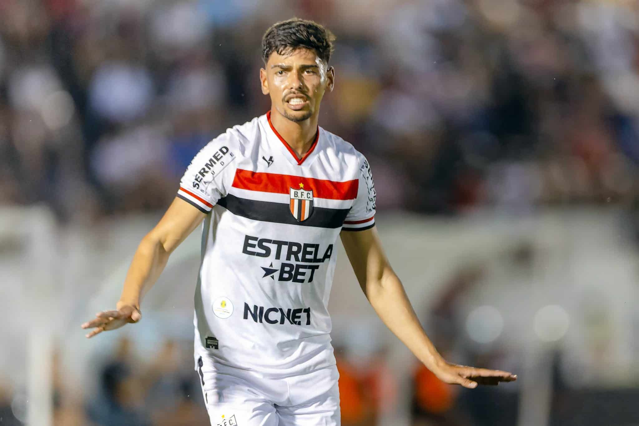 Pr&ecirc;mio Puskas: Torcedores brasileiros fazem campanha por Guilherme Madruga