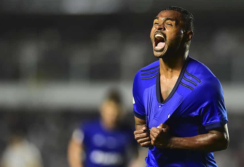 Nik&atilde;o, do Cruzeiro, comemora gol marcado contra o Santos