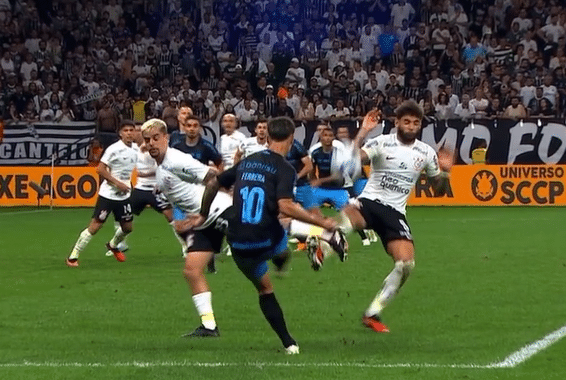 VAR de Corinthians x Gr&ecirc;mio disse ver bra&ccedil;o de Yuri Alberto em &ldquo;posi&ccedil;&atilde;o de disputa&rdquo;